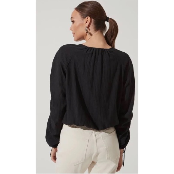 Astr The Label Black Ruched Puff Sleeve Cropped Blouse - Picture 2 of 9